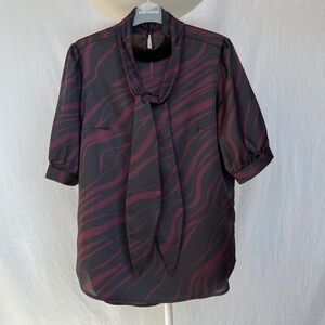 Simons Contemporaine (S) tie-neck short sleeve top in black & burgundy, EUC.